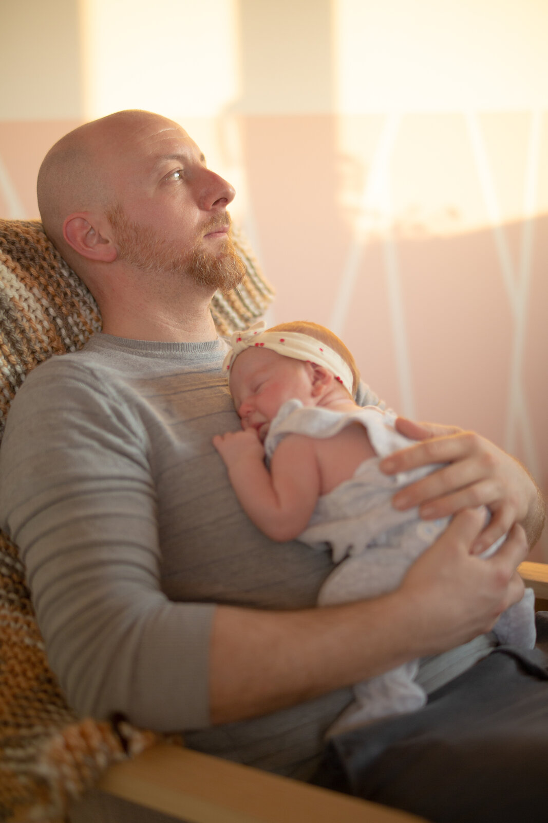 Papà con la neonata, servizio newborn Roberto Mettifogo, Luce² · Verona